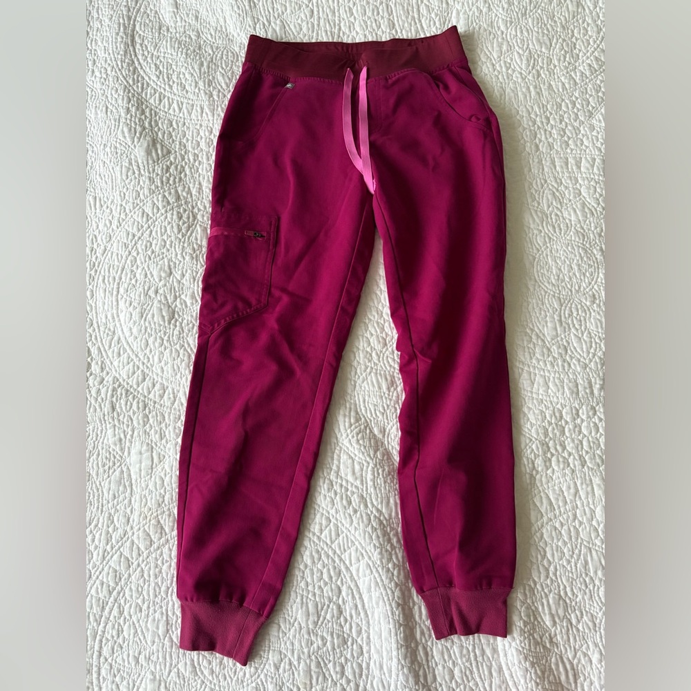 Women’s Figs Magenta scrub set